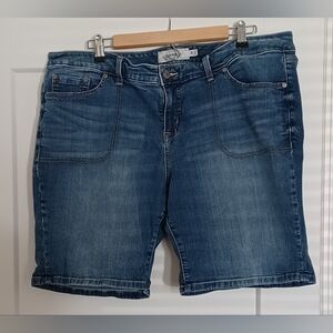 Torrid Womens Plus sz 20 Blue Wash, stretch shorts. Pockets